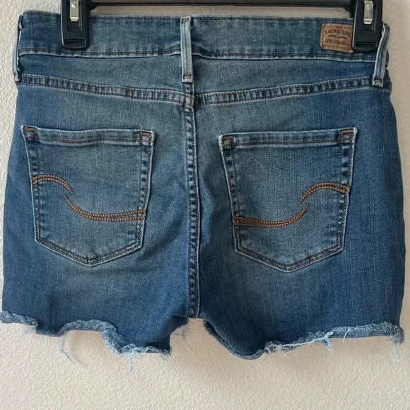 Levi Strauss Signature Jean denim shorts frayed distressed style  size 2- W26 - Picture 3 of 14